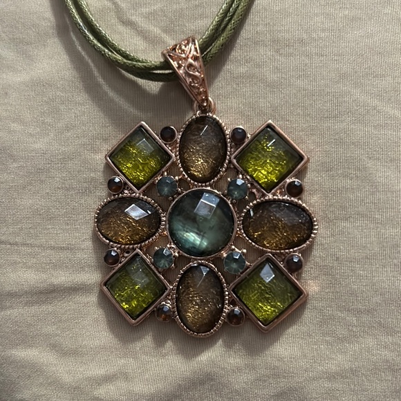 18 inch necklace with matching earrings. Unsure of brand - Picture 4 of 6